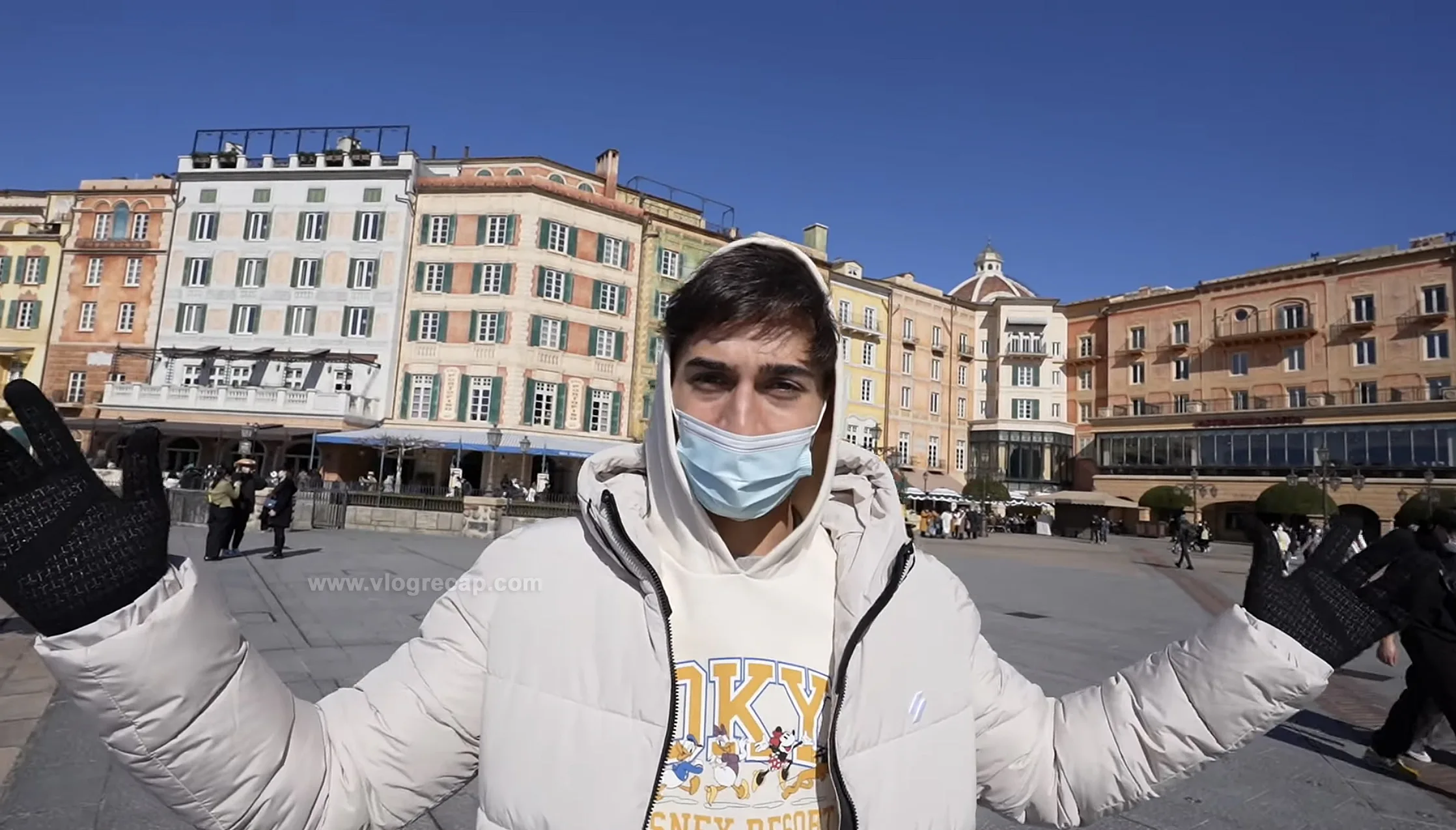 JoJo Crichton vlogging at DisneySea theme park